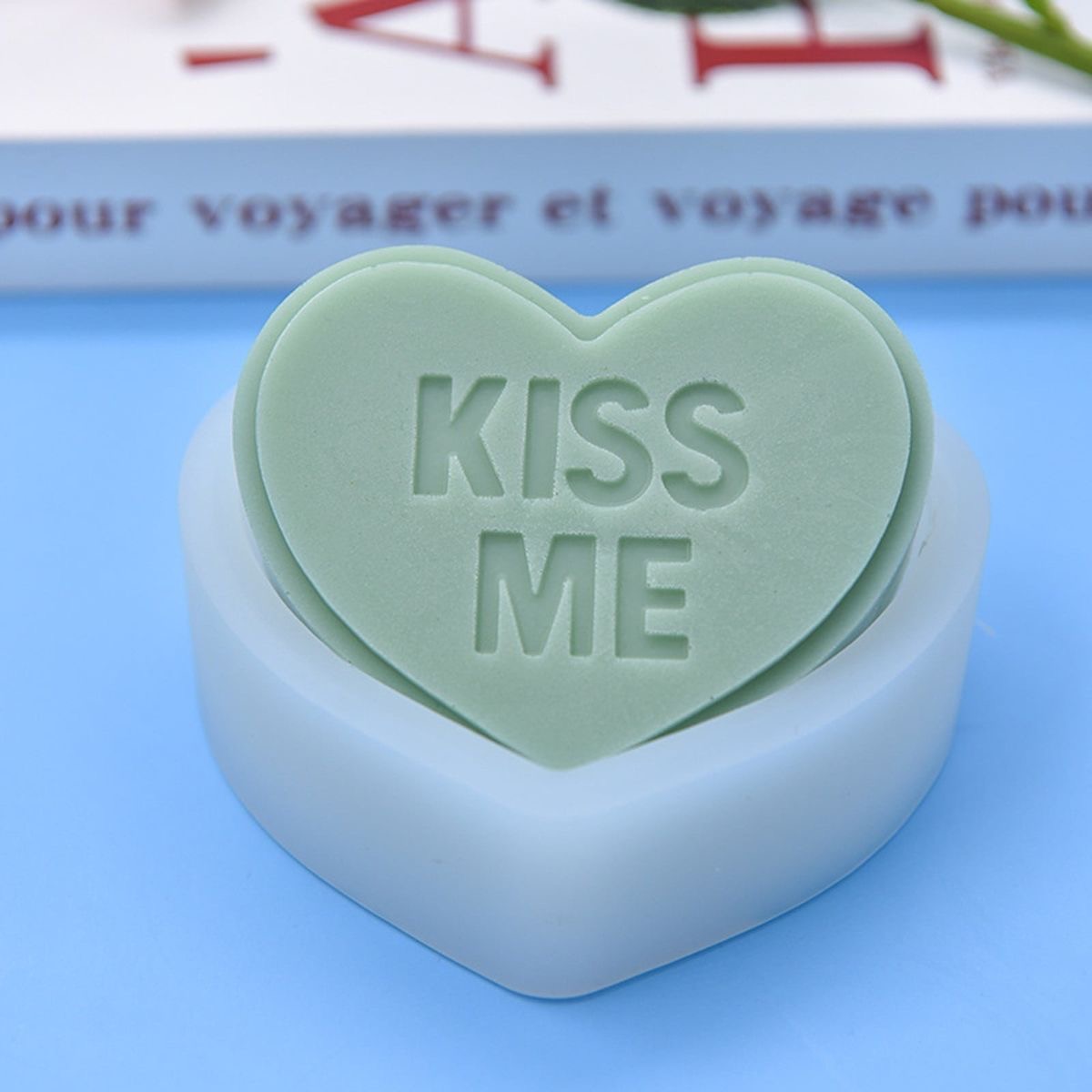 Kiss me mold